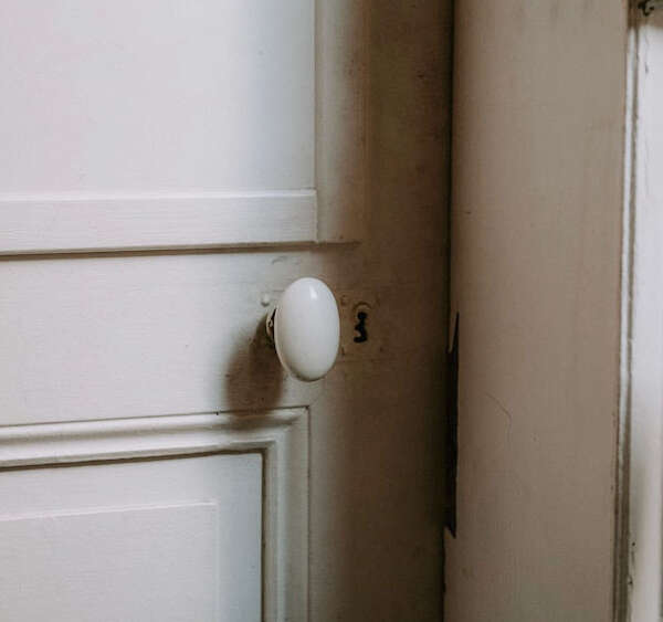 Intryck av dörrhandtag till gamla innerdörrar
