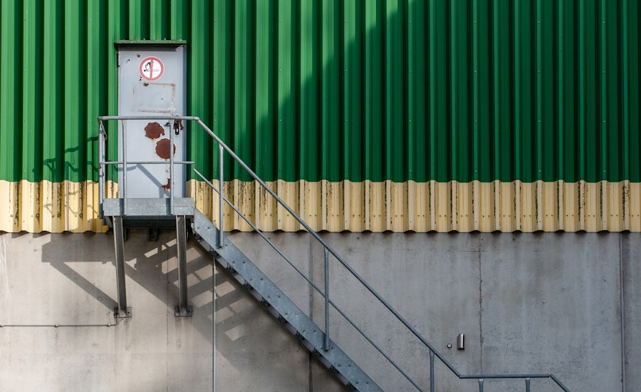 det är viktigt att använda sig av elektriska slutbleck med omvänd funktion i byggnader och lokaler som kräver snabb evakuering vid uppkomst av exempelvis brand och strömavbrott.